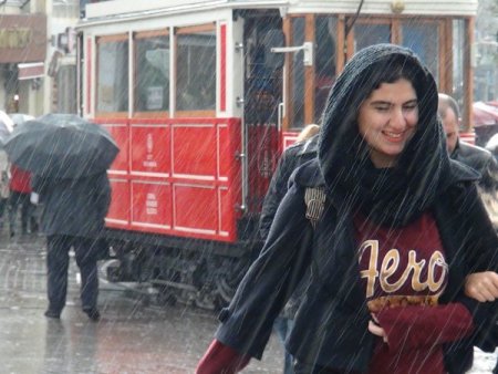 Taksim’e yağmurla gelen güzellik: Gökkuşağı