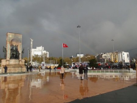Taksim’e yağmurla gelen güzellik: Gökkuşağı