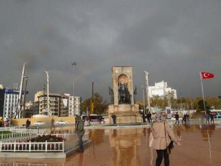 Taksim’e yağmurla gelen güzellik: Gökkuşağı