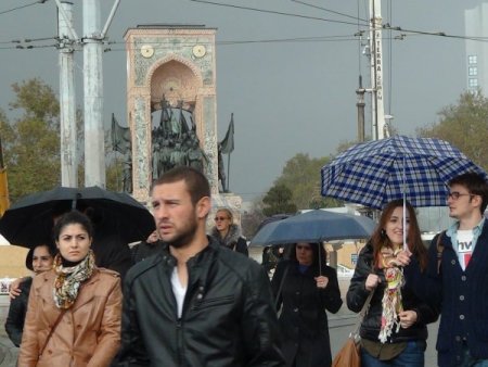 Taksim’e yağmurla gelen güzellik: Gökkuşağı