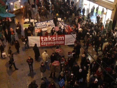 Taksim’in yayalaştırılmasını protesto edip AVM’ye saldırdılar