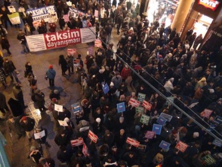 Taksim’in yayalaştırılmasını protesto edip AVM’ye saldırdılar
