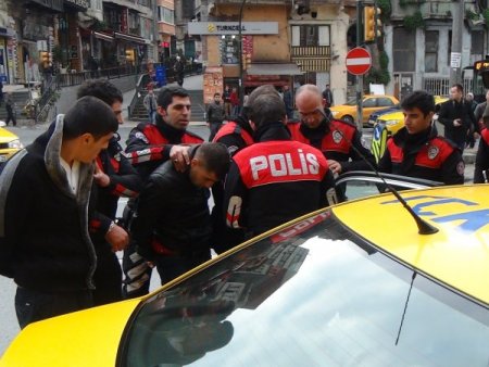 Taksiyle esrar taşırken yakalandılar (Özel)