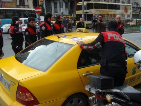 Taksiyle esrar taşırken yakalandılar (Özel)