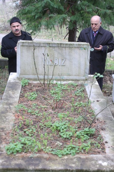 Talebesi, Yıldız Hoca'nın Kabrini Ziyaret Etti
