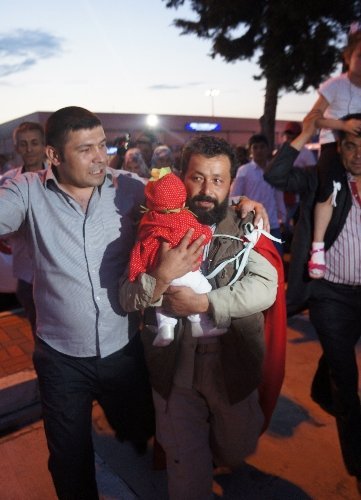 Taliban’ın kaçırdığı Türkler memleketlerinde davul zurnayla karşılandı