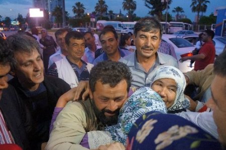 Taliban’ın kaçırdığı Türkler memleketlerinde davul zurnayla karşılandı