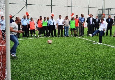 Tanju Çolak, Ordu Cezaevi'nde halı sahanın açılışını yaptı