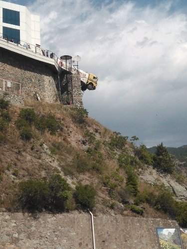 Tanker, demir parmaklara takılarak havada asılı kaldı