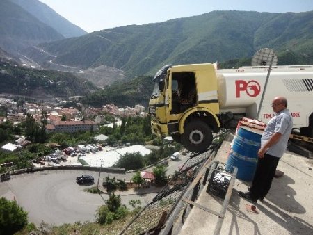 Tanker, demir parmaklara takılarak havada asılı kaldı