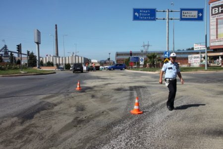 Tankerden yola yağ döküldü sürücüler zor anlar yaşadı