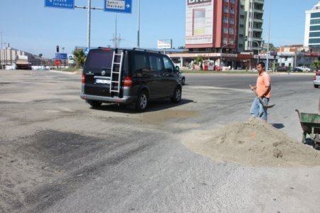 Tankerden yola yağ döküldü sürücüler zor anlar yaşadı