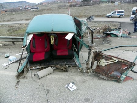 Tankerin çarptığı otomobil, ikiye bölündü