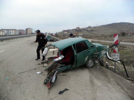 Tankerin çarptığı otomobil, ikiye bölündü