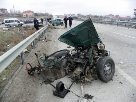 Tankerin çarptığı otomobil, ikiye bölündü