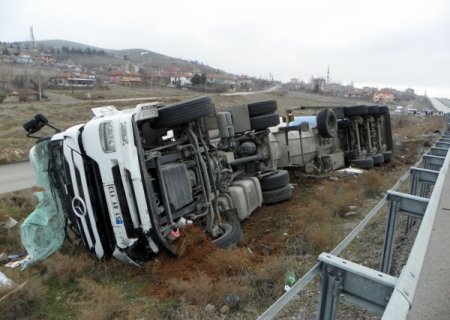 Tankerin çarptığı otomobil, ikiye bölündü