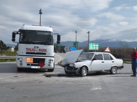 Tankerle otomobil çarpıştı: 1 yaralı