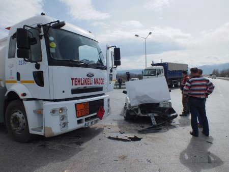 Tankerle otomobil çarpıştı: 1 yaralı