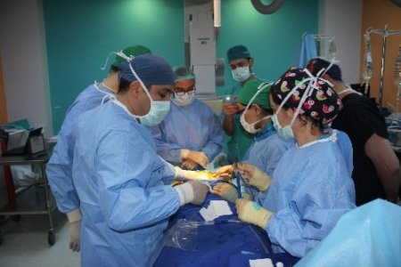 Tansiyon hastasına şah damarı operasyonu