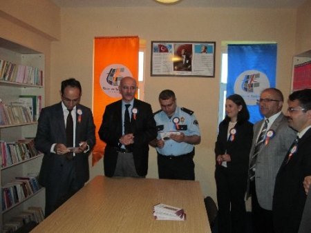 Tapu müdürlüğünden köy okuluna kütüphane