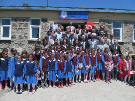 Tapu müdürlüğünden köy okuluna kütüphane