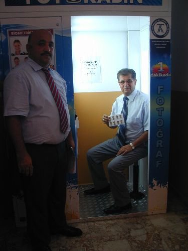 Tapu'da Çay İçip Fotoğraf Çektiriyorlar