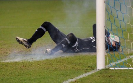 Taraftarlar, Dinamo Moskova’nın kalecisini yaraladı, maç tatil edildi