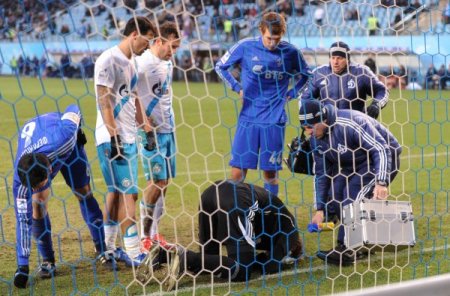 Taraftarlar, Dinamo Moskova’nın kalecisini yaraladı, maç tatil edildi