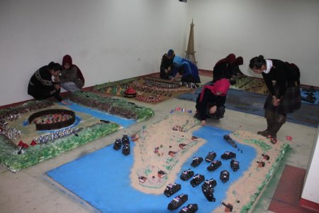 Tarih öğretmeni öğrencilerine Osmanlı'nın savaşlarını yaşatarak öğretiyor