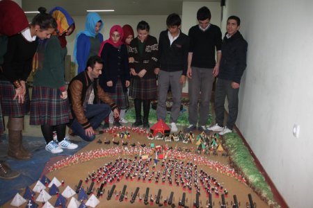 Tarih öğretmeni öğrencilerine Osmanlı'nın savaşlarını yaşatarak öğretiyor