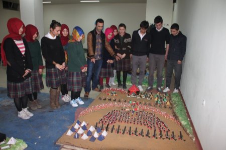 Tarih öğretmeni öğrencilerine Osmanlı'nın savaşlarını yaşatarak öğretiyor