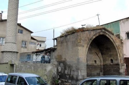 Tarihî Sıralı Camii Bakımsızlıktan Yıkılma Tehlikesiyle Karşı Karşıya