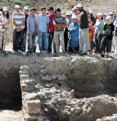 Tarih Yolculuğunda Çocuklar 6 Bin Yıl Öncesini Tiyatro Oyunuyla Yaşadı