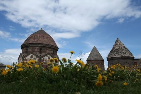 Tarihi 3 kümbetlerde bahar esintileri