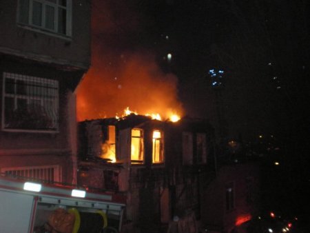 Tarihi Ahşap Bina Alevlere Teslim Oldu
