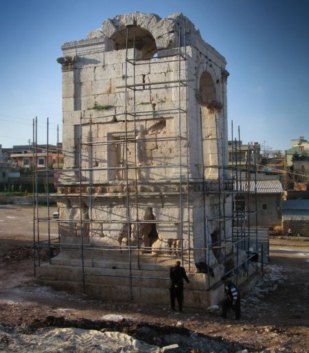 Tarihi anıt mezarda restorasyon çalışmaları sürüyor