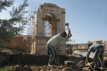 Tarihi anıt mezarda restorasyon çalışmaları sürüyor