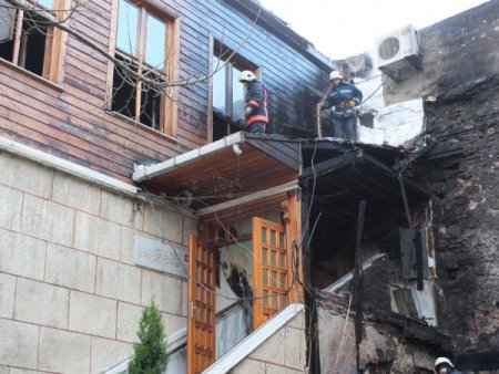 Tarihi cami yanmaktan kurtarıldı