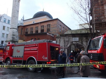 Tarihi cami yanmaktan kurtarıldı