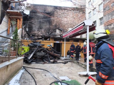 Tarihi cami yanmaktan kurtarıldı