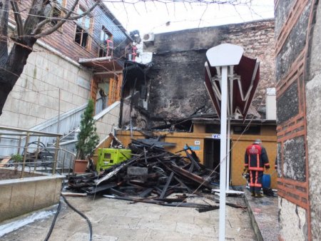 Tarihi cami yanmaktan kurtarıldı