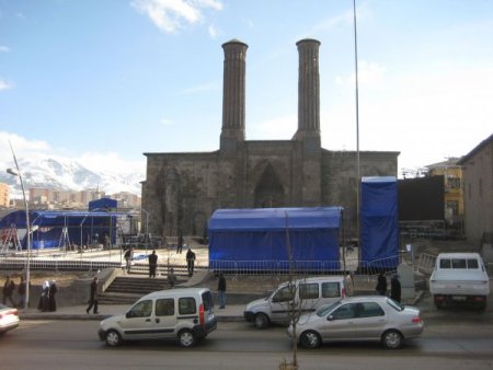 Tarihi Çifte Minareli Medrese Kış Oyunları Madalya Törenine Hazırlanıyor