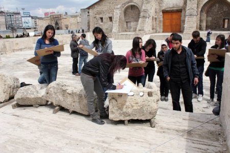Tarihi Eser İçinde Önce Ders, Sonra Temizlik Yapıyor