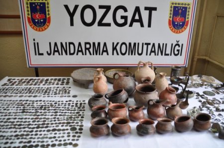 Tarihi Eser Pazarlığını Jandarma Bozdu; 3 Kişi, 936 Parça Eserle Yakalandı