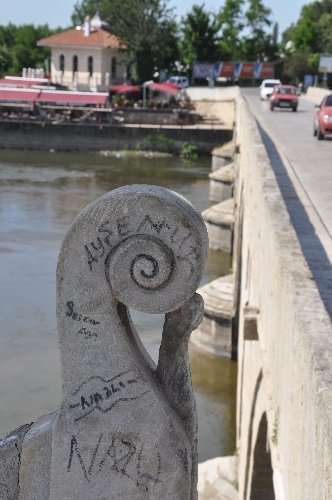 Tarihi eserler yazılarla kirletiliyor