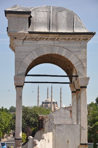 Tarihi eserler yazılarla kirletiliyor