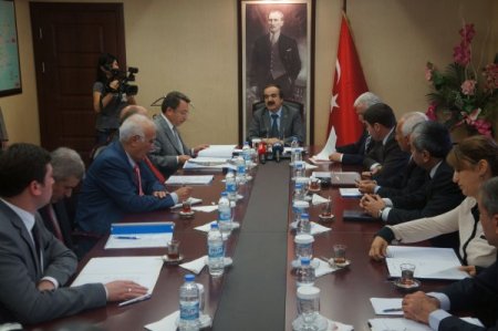 Tarihi eserlerin ortaya çıkarılması için iğneyle kuyu kazıyoruz