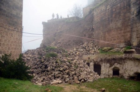 Tarihi Gaziantep Kalesi, yağmura dayanamadı çöktü