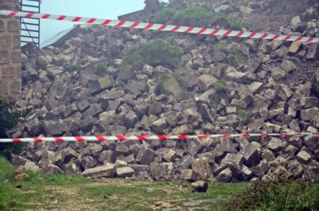 Tarihi Gaziantep Kalesi, yağmura dayanamadı çöktü