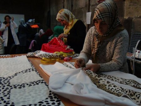Tarihî handa kadınlar meslek öğreniyor, genç kızlar çeyiz hazırlıyor